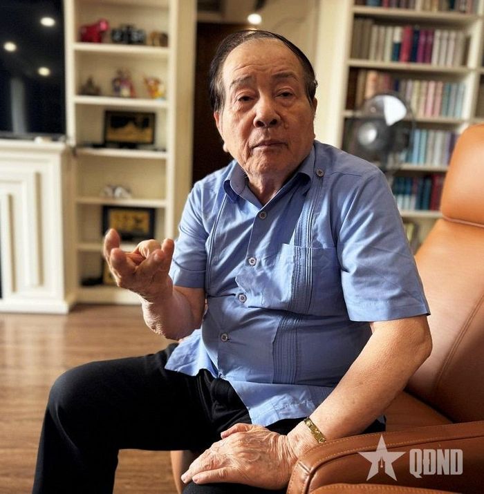  Nhà thơ Hữu Thỉnh kể về những năm tháng chiến đấu, công tác tại Binh chủng Tăng thiết giáp. Ảnh: NGỌC GIANG 