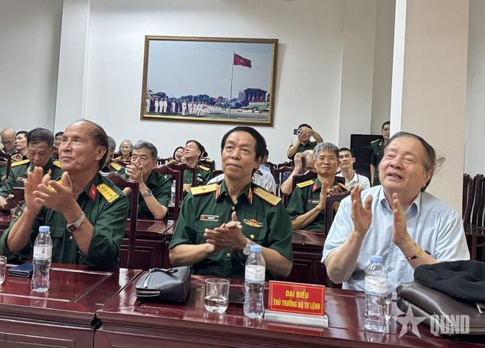 Nhà thơ Hữu Thỉnh (ngoài cùng bên phải) tham dự Gặp mặt Hội đồng đội Cục Chính trị, Binh chủng Tăng thiết giáp, lần thứ 11 (tháng 9-2026). Kết thúc buổi gặp mặt mọi người cùng nhau hát ca khúc "5 anh em trên một chiếc xe tăng", nhạc: Doãn Nho; thơ: Hữu Thỉnh. Ảnh: NGỌC GIANG