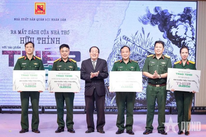  Nhà thơ Hữu Thỉnh tặng tiểu thuyết “Thép dưới cỏ”. Ảnh nhân vật cung cấp
