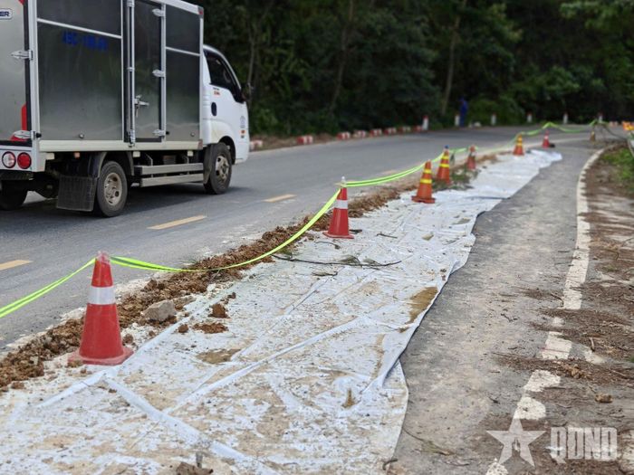 Mặt đường đèo Mimosa bị nứt được gia cố tạm thời.