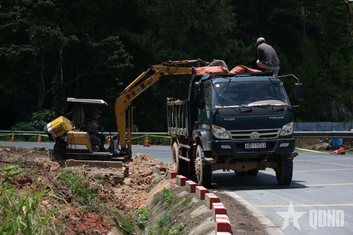 Phương tiện tham gia công tác mở rộng đèo Mimosa sáng 28-9.