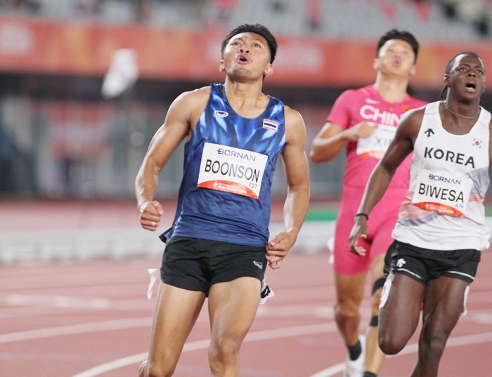 Puripol Boonson chiến thắng ở cự ly 100m nam môn điền kinh ASIAD 20. Ảnh: BÙI LƯỢNG