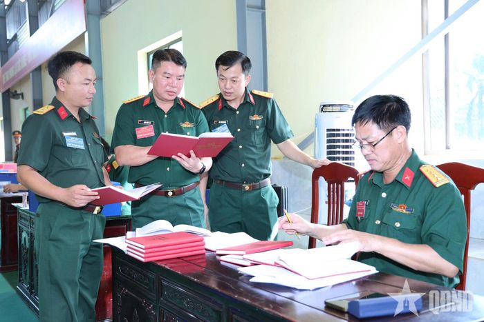Lãnh đạo Cục Chính trị Quân khu 3 kiểm tra công tác chấm thi. 