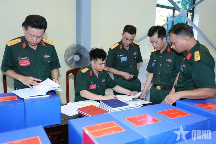 Ban giám khảo chấm thi hệ thống sổ sách quân sự. 