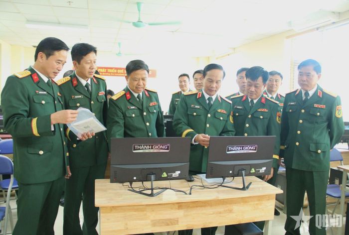 Các đại biểu tham quan cơ sở vật chất học tập của Nhà trường.