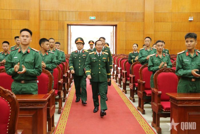 Trung tướng Trần Văn Bắc, Ủy viên Trung ương Đảng, Tư lệnh Quân khu 2 dự buổi lễ.