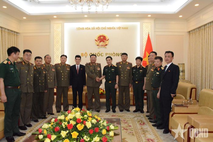  Đại tướng Phan Văn Giang và Thượng tướng Ryo Chol Ung cùng các đại biểu. 