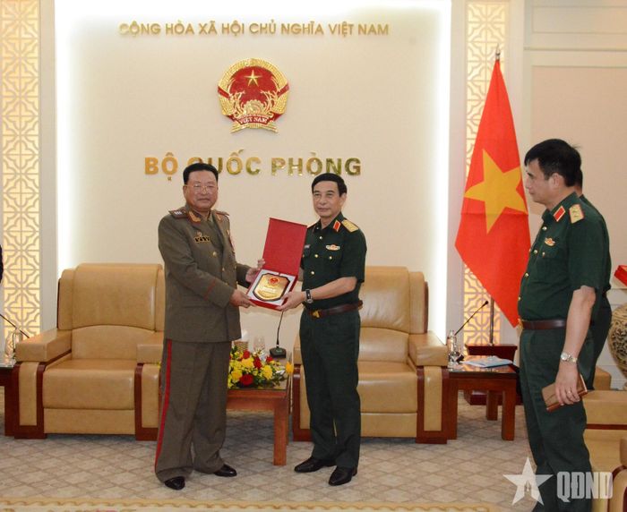  Đại tướng Phan Văn Giang trao quà lưu niệm tặng Thượng tướng Ryo Chol Ung.
