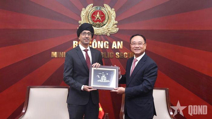  Thượng tướng Phạm Thế Tùng tặng quà Đại sứ Singapore tại Việt Nam Rajpal Singh.