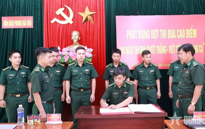  Đại diện các đội, trạm và Chi đoàn thuộc Đồn Biên phòng Hải Vân ký kết giao ước thi đua tại Lễ phát động đợt thi đua cao điểm “80 ngày Thi đua Quyết thắng – Viết tiếp bản hùng ca”.  