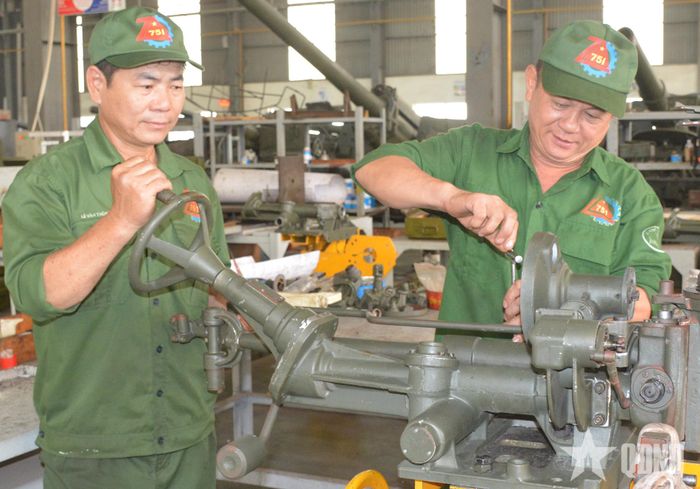 Người thợ Xí nghiệp Sửa chữa Vũ khí (Xí nghiệp Liên hợp Z751) ứng dụng sáng kiến vào sản xuất chi tiết phụ tùng trong sửa chữa vũ khí.