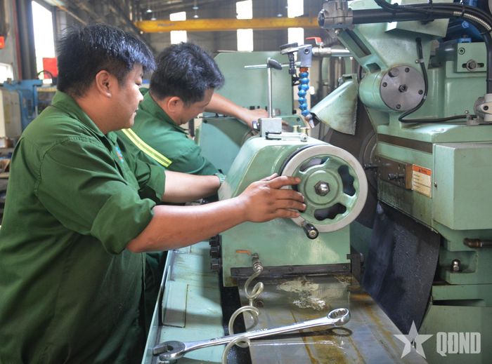 Người thợ Xí nghiệp Sửa chữa Vũ khí (Xí nghiệp Liên hợp Z751) áp dụng sáng kiến sản xuất chi tiết, phụ tùng để sửa chữa pháo tàu 25mm.