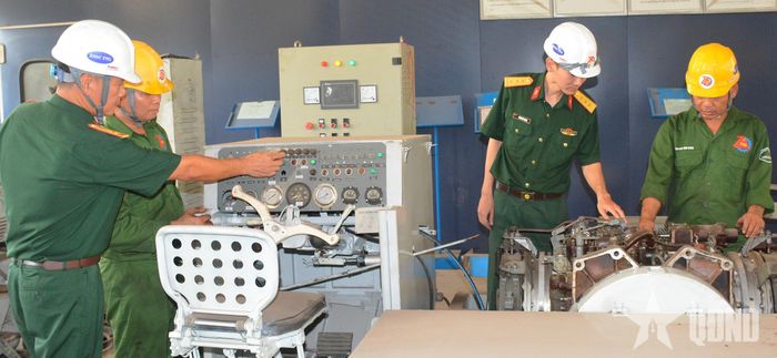 Cán bộ, nhân viên Xí nghiệp Sửa chữa Tăng thiết giáp (Xí nghiệp Liên hợp Z751) áp dụng sáng kiến sản xuất phụ tùng thay thế. 
