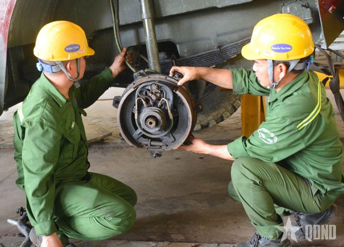 Người thợ Xí nghiệp Sửa chữa Tăng thiết giáp (Xí nghiệp Liên hợp Z751) lắp đặt chi tiết phụ tùng tự sản xuất vào sửa chữa xe thiết giáp. 