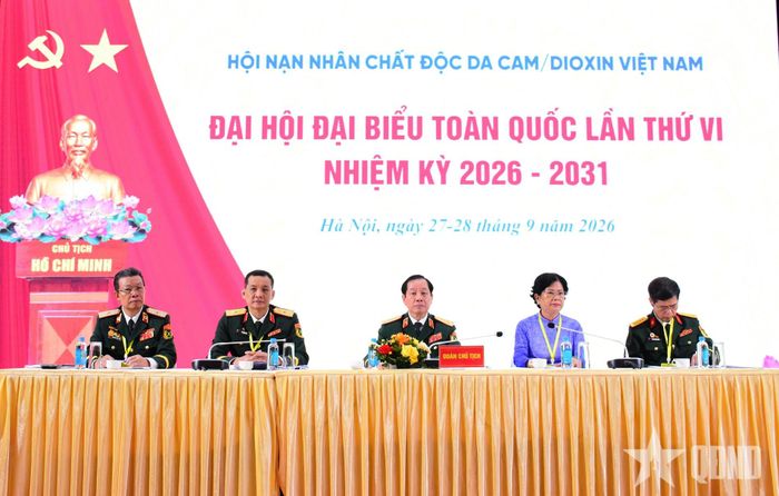 Đoàn chủ tịch điều hành đại hội. 