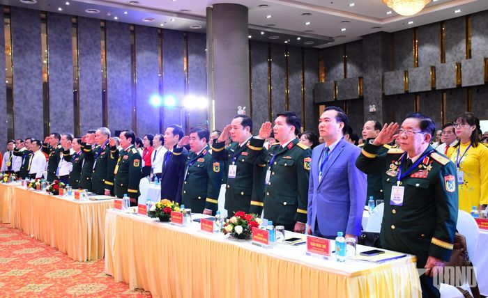 Các đại biểu thực hiện nghi thức chào cờ. 