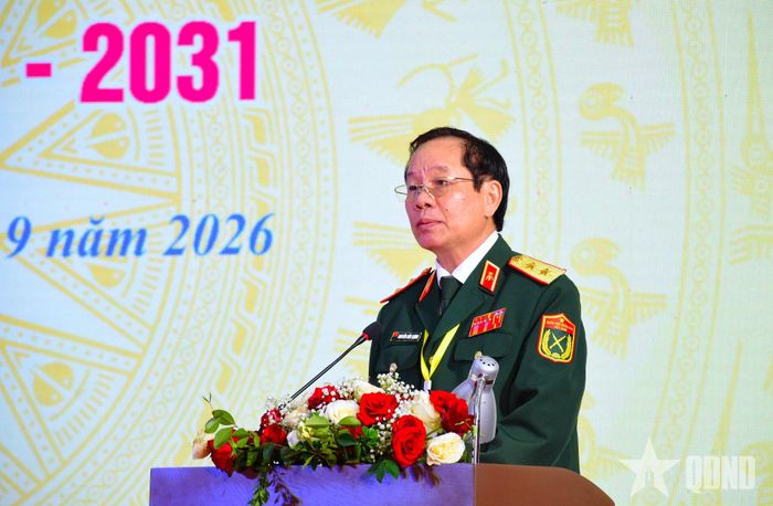 Trung tướng Nguyễn Hữu Chính phát biểu khai mạc đại hội. 