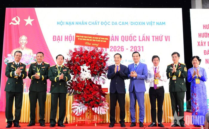 Đồng chí Nguyễn Thái Học tặng hoa chúc mừng đại hội. 