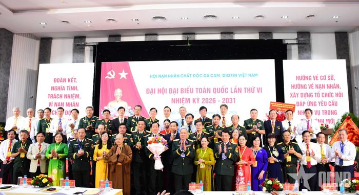  Các đại biểu chụp ảnh chung với Ban Chấp hành Hội Nạn nhân chất độc da cam/dioxin Việt Nam khóa VI, nhiệm kỳ 2026-2031.   