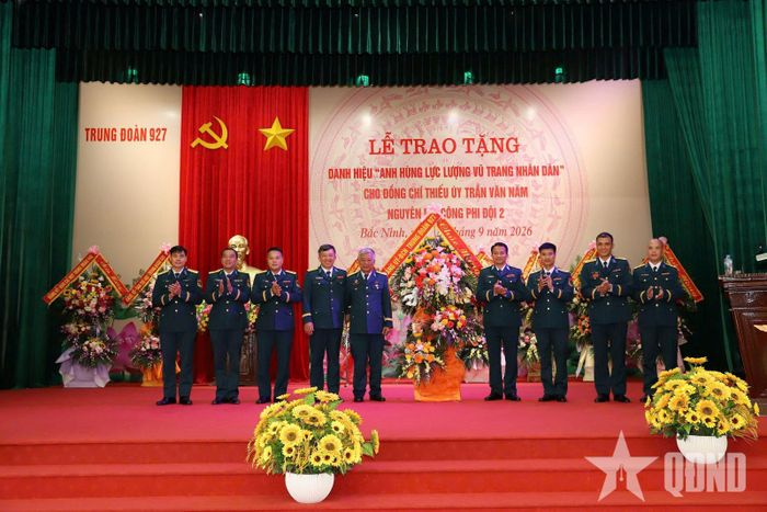  Đại diện các cơ quan, đơn vị chúc mừng Anh hùng LLVT nhân dân Trần Văn Năm.