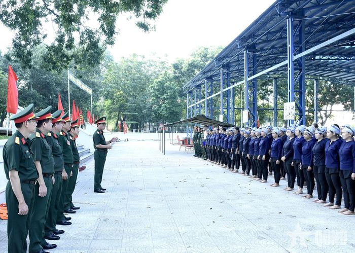 Đoàn công tác của Bộ tư lệnh Thủ đô Hà Nội kiểm tra công tác huấn luyện quân nhân chuyên nghiệp tuyển dụng tại Trung đoàn 692, Sư đoàn 301.