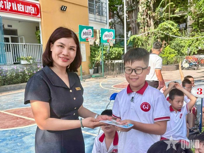 Cô Nguyễn Bích Thủy, Hiệu trưởng nhà trường tặng quà các bạn nhỏ trả lời chính xác các tình huống.