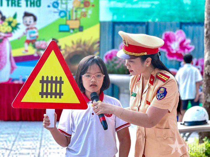 Báo cáo viên Phòng CSGT Công an TP Hà Nội hướng dẫn học sinh nhận diện các biển cảnh báo.
