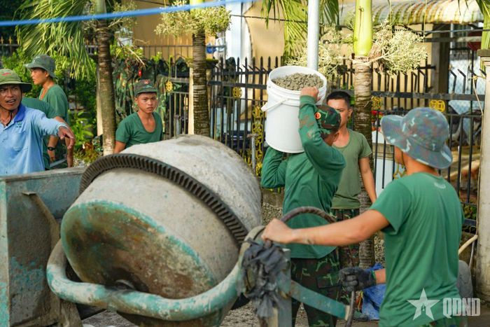 Cán bộ, chiến sĩ Lữ đoàn Pháo binh 6, Quân khu 9 giúp nhân dân làm cầu.