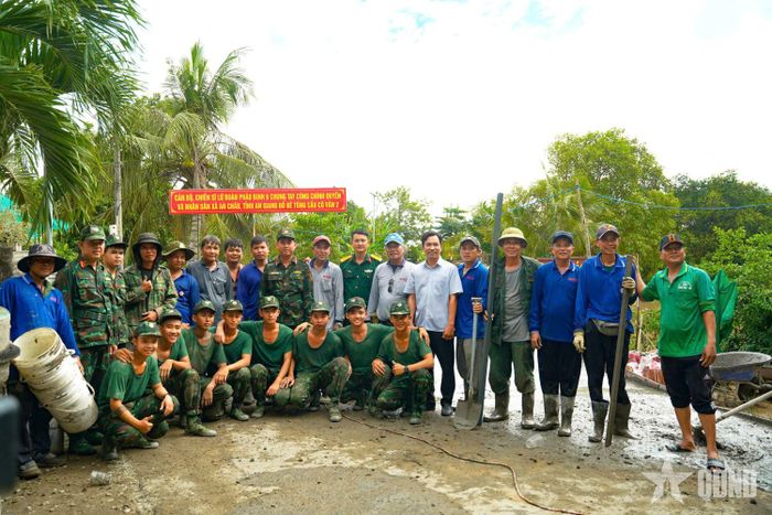 Cán bộ, chiến sĩ Lữ đoàn Pháo binh 6, Quân khu 9 giúp nhân dân làm cầu Cô Vân 2 (xã An Châu, tỉnh An Giang).