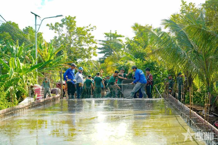Cán bộ, chiến sĩ Lữ đoàn Pháo binh 6, Quân khu 9 giúp nhân dân làm cầu.
