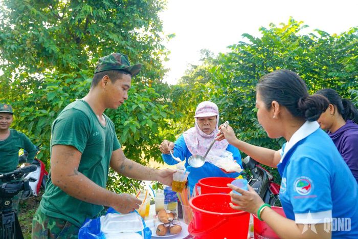 Thắm tình quân dân giữa cán bộ, chiến sĩ Lữ đoàn Pháo binh 6, Quân khu 9 với bà con nhân dân xã An Châu, tỉnh An Giang trong hoạt động phối hợp xây dựng cầu Cô Vân 2.