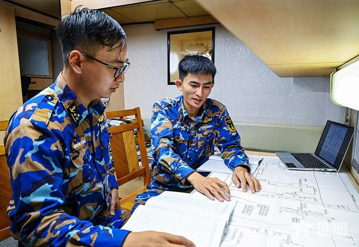 Sĩ quan Tàu 380 trao đổi nội dung chuyên ngành bằng tiếng Nga.  