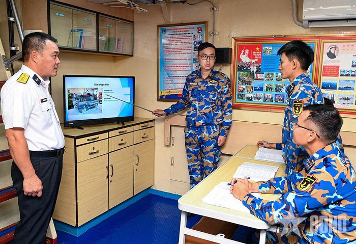 Chỉ huy Lữ đoàn 167 kiểm tra giờ tự học ngoại ngữ tại Tàu 380.  