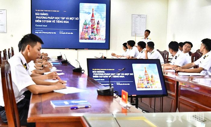 Một buổi học tiếng Anh của lớp ngoại ngữ Lữ đoàn 167.  