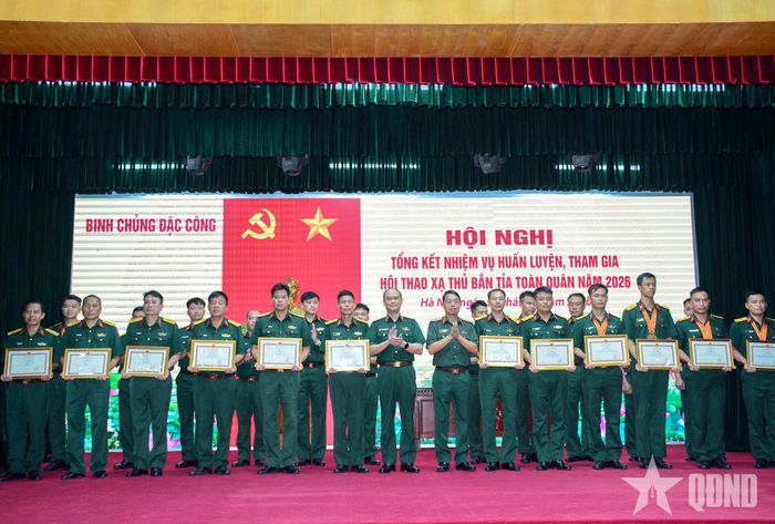   Lãnh đạo Binh chủng Đặc công trao thưởng các tập thể, cá nhân tiêu biểu tại Hội thao xạ thủ bắn tỉa toàn quân năm 2026. 