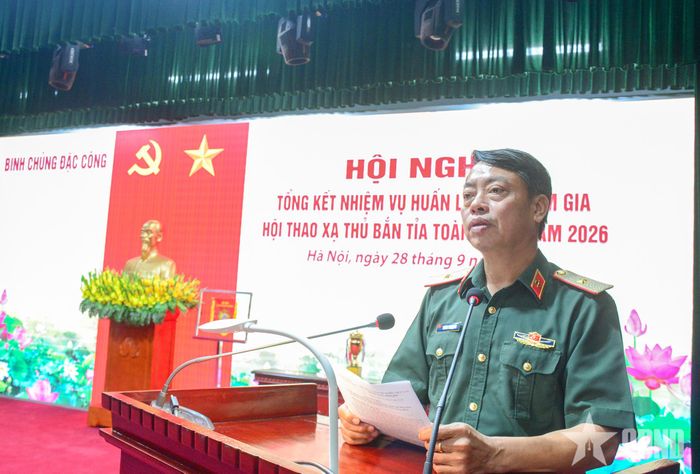   Thiếu tướng Hoàng Minh Sơn, Tư lệnh Binh chủng Đặc công phát biểu chỉ đạo tại hội nghị. 