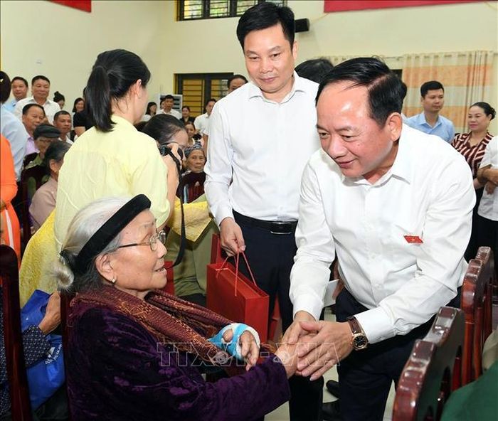 Trưởng ban Tuyên giáo Trung ương Trịnh Văn Quyết trao quà tặng người cao tuổi tiêu biểu của 3 xã Minh Thanh, Sơn Dương và Tân Trào nhân dịp chuẩn bị kỷ niệm Ngày Quốc tế Người cao tuổi (1-10).  