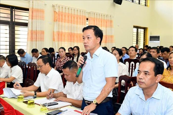  Cử tri nêu ý kiến, kiến nghị tại hội nghị tiếp xúc cử tri.