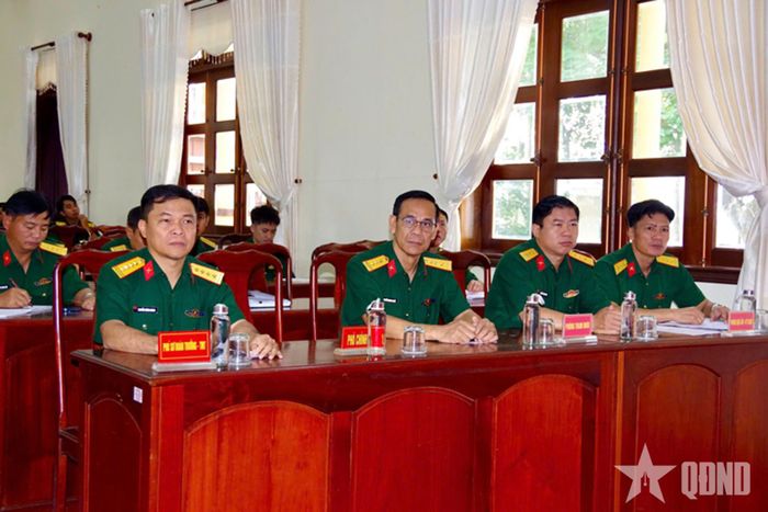 Các đại biểu dự phát động thi đua. 