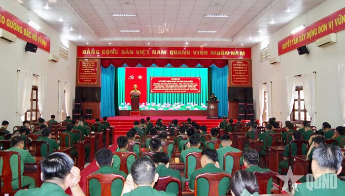 Quang cảnh buổi phát động thi đua. 