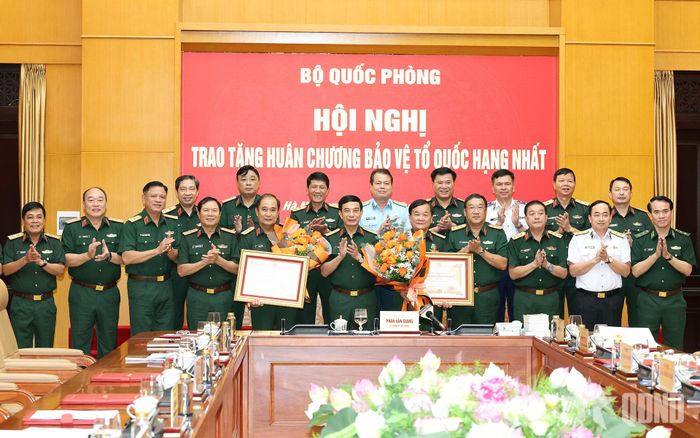 Đại tướng Phan Văn Giang cùng các đại biểu chúc mừng Thượng tướng Hoàng Xuân Chiến và Thượng tướng Phùng Sĩ Tấn. Ảnh: VĂN TRƯỜNG