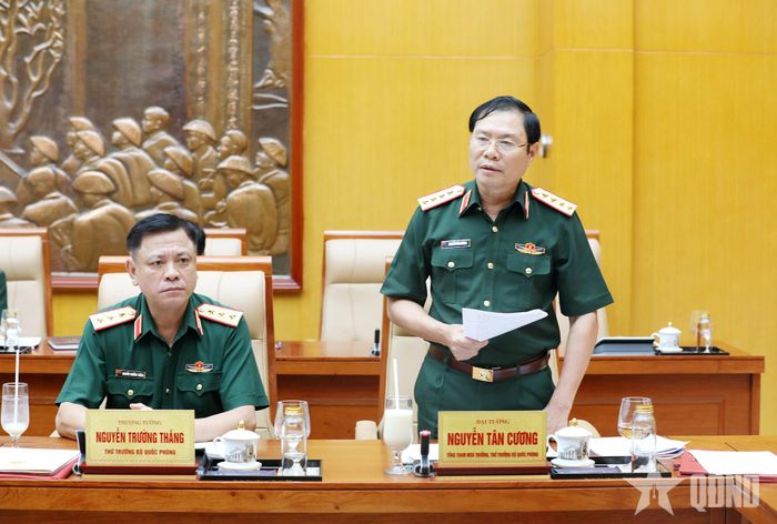 Đại tướng Nguyễn Tân Cương phát biểu tại hội nghị. Ảnh: VĂN TRƯỜNG