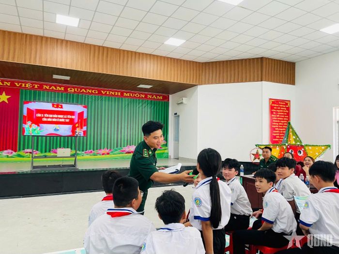  Cán bộ tuyên truyền giao lưu hỏi - đáp với các em học sinh các câu hỏi về chủ quyền biển đảo và truyền thống Ban chỉ huy Bộ đội Biên phòng tỉnh An Giang. 