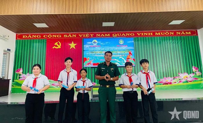   Ban tổ chức trao quà tặng các em học sinh giao lưu trả lời các câu hỏi về chủ đề biển, đảo Việt Nam.