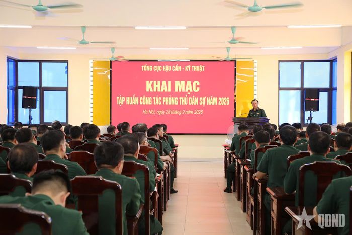  Thủ trưởng Tổng cục Hậu cần - Kỹ thuật và các đại biểu dự khai mạc tập huấn.
