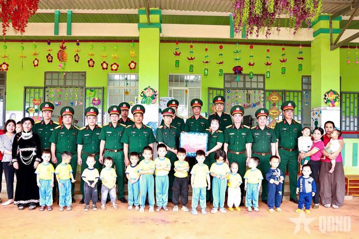 Đoàn công tác thăm, tặng quà các cháu Trường Mầm non Sao Mai (thuộc Đoàn KT-QP 726).