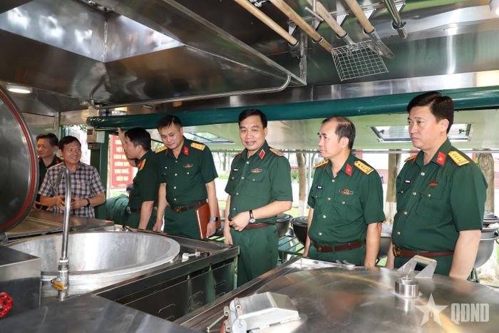 Thành viên Hội đồng nghiệm thu kiểm tra bếp nấu trên xe bếp tự hành.