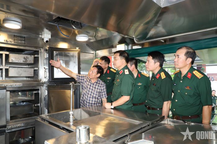 Thành viên Hội đồng nghiệm thu kiểm tra tủ lạnh bảo quản thực phẩm trên xe bếp tự hành.