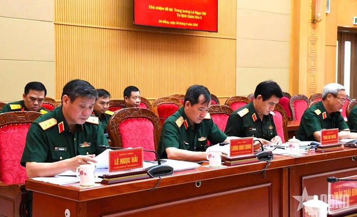 Các đại biểu dự phiên họp.