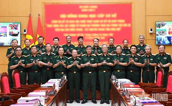 Hội đồng và Ban chủ nhiệm đề tài chụp ảnh lưu niệm.